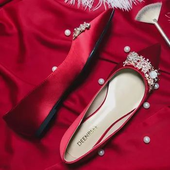 Roșu Pantofi de Nunta pentru Femei 2019 Nouă de Pantofi de Mireasa cu Toc Plat de Mătase Roșie Chineză a Subliniat Toe Diamant Decor Aluneca pe 33-44 Plus